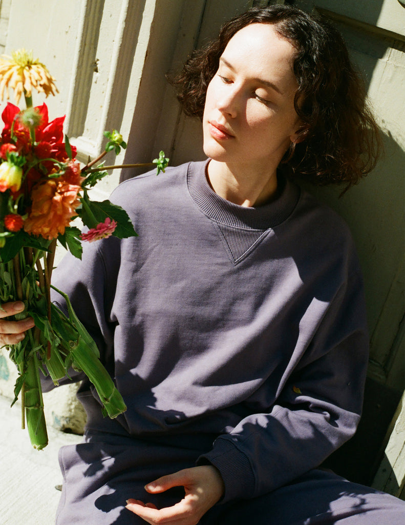 A model posing in the Araks Valerie crewneck in the shade Violette 