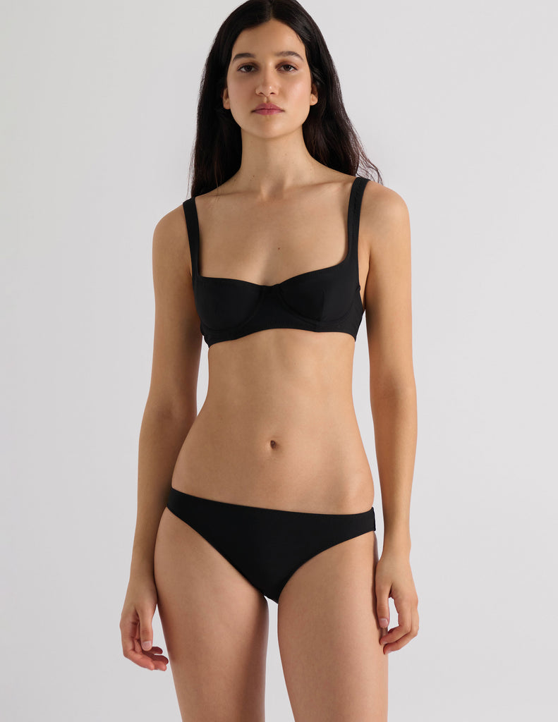 Model wearing Araks Ulija bikini top and Piper bikini bottoms in black