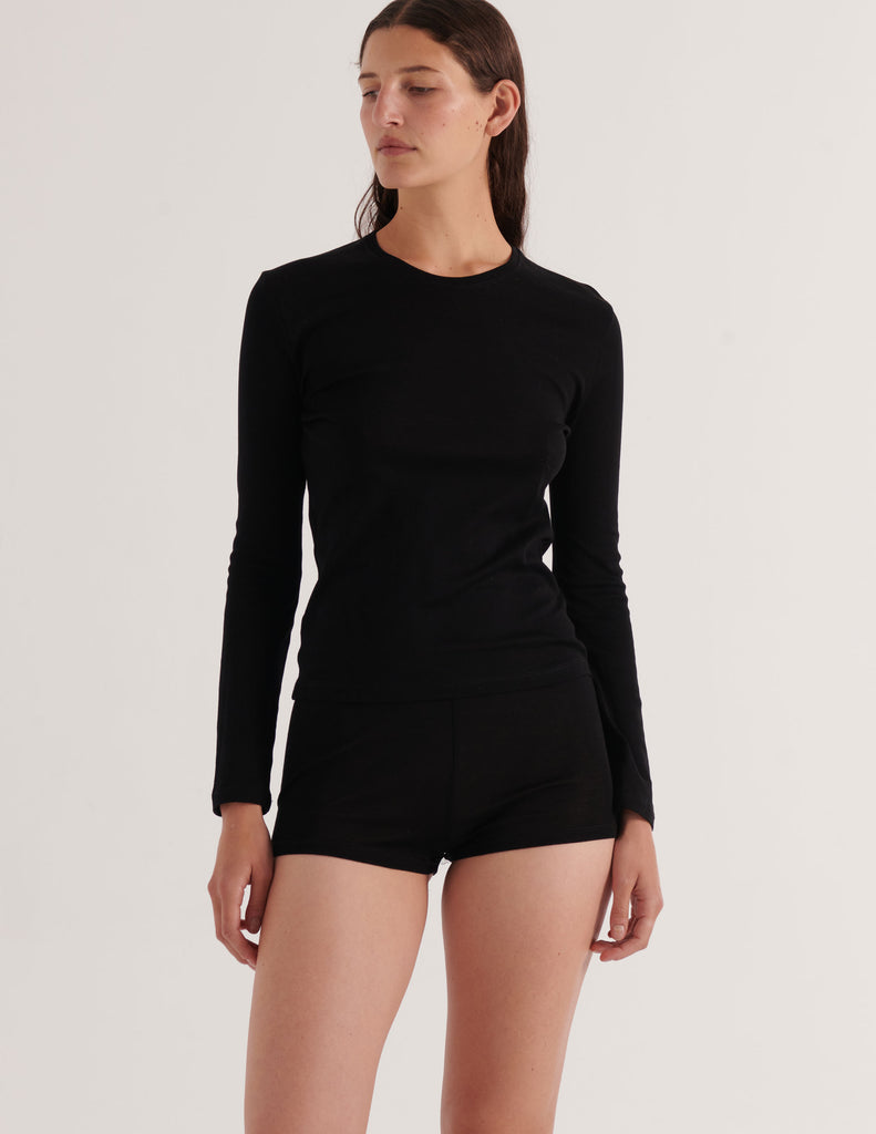 A model in the araks organic cotton sabine long sleeve and presley short in black