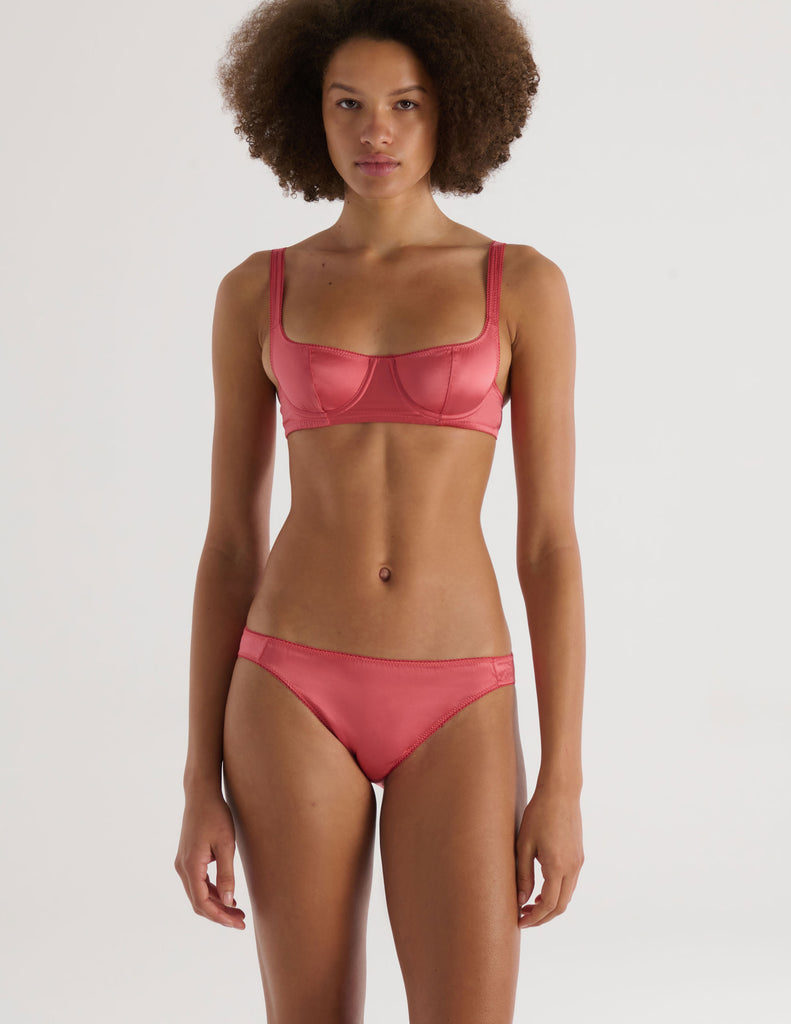 A model in the gita underwire bra and gwyneth panty in rose pink
