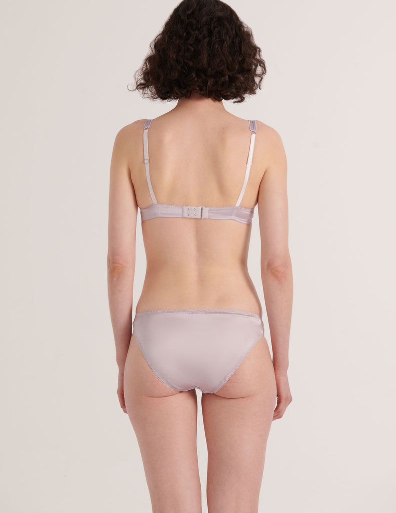 A model in the araks silk gita underwire bra and gwyneth panty in fairy lavender