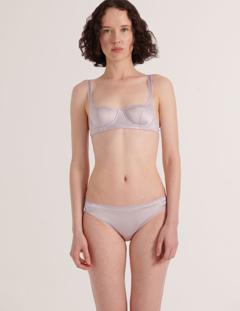 A model in the araks silk gita underwire bra and gwyneth panty in fairy lavender