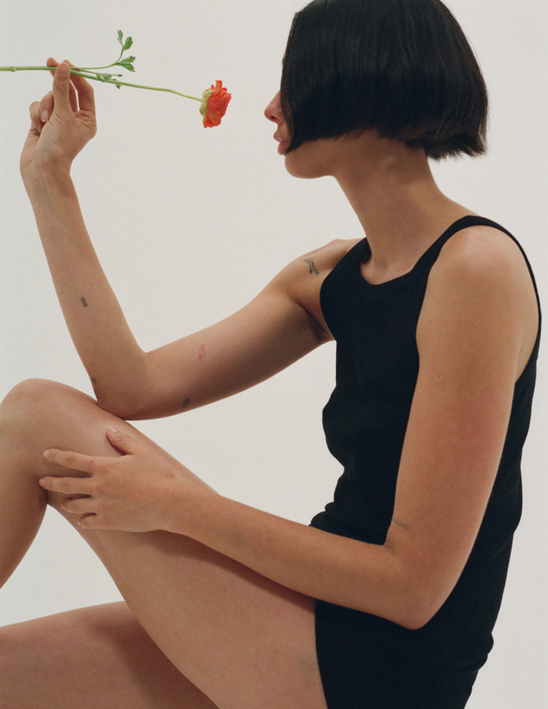 A model wearing the Araks Uki tank and Presley tank in Black